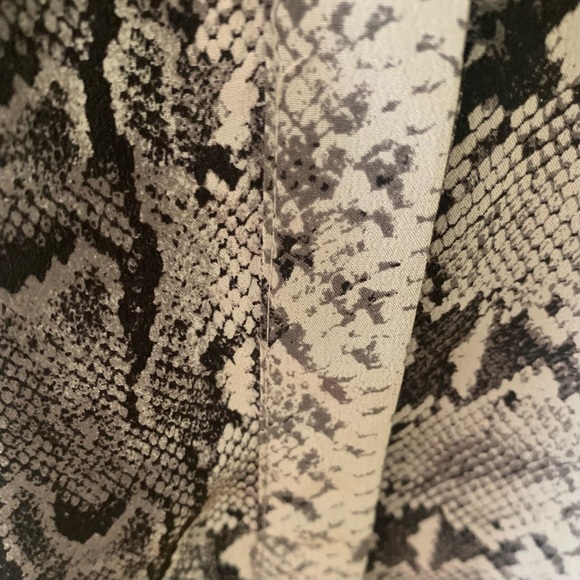 JOIE Snakeprint sleeveless button-up lightweight 100% Silk top/blouse - Picture 9 of 9